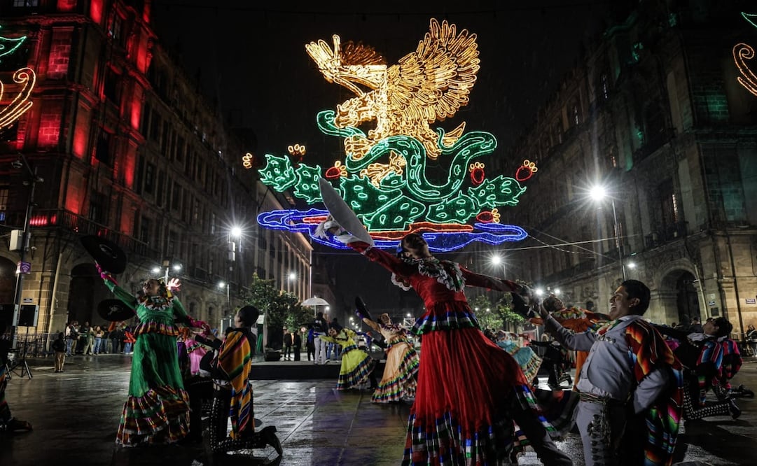 Encendido de luces conmemorativas del 216 aniversario de la independencia de México en el zócalo capitalino FOTOS Gabriel Pano El Universal