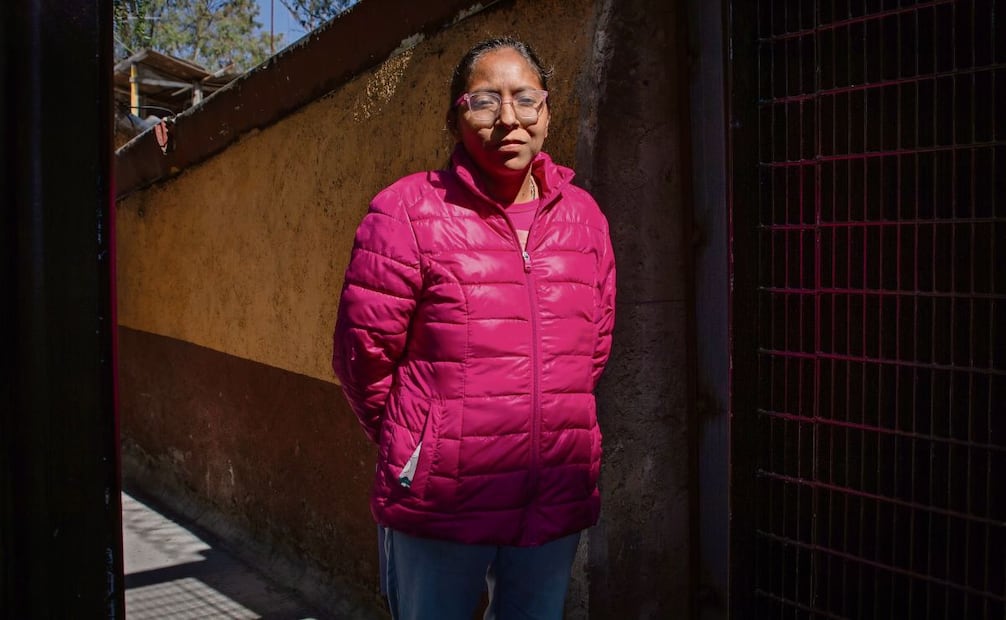 Miriam Ramos vive en una unidad habitacional en la calle Pólvora, único acceso que colinda con la estación Vasco de Quiroga. Foto: Santiago Reyes / EL UNIVERSAL