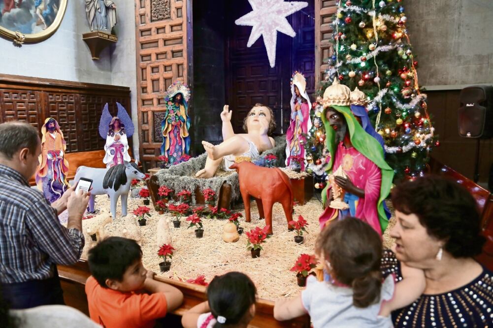 Decenas de feligreses visitan a diario el Nacimiento gigante que instalaron las autoridades católicas en la Catedral Metropolitana (BERENICE FREGOSO. EL UNIVERSAL)