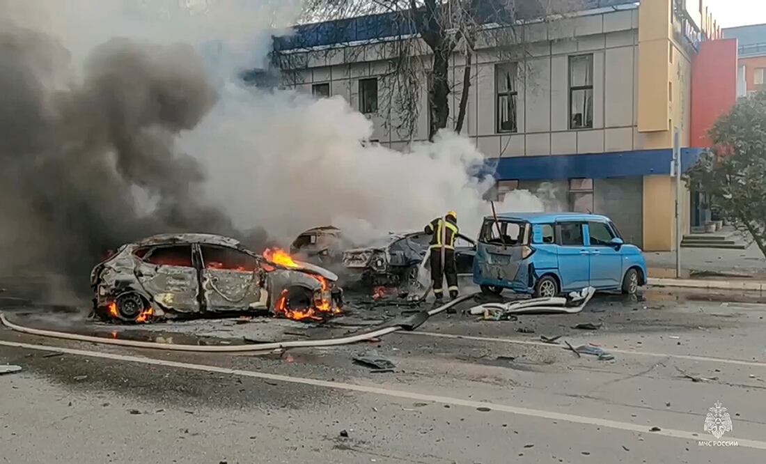 Los bomberos apagan autos en llamas después de un bombardeo en Belgorod, Rusia. Foto: AP