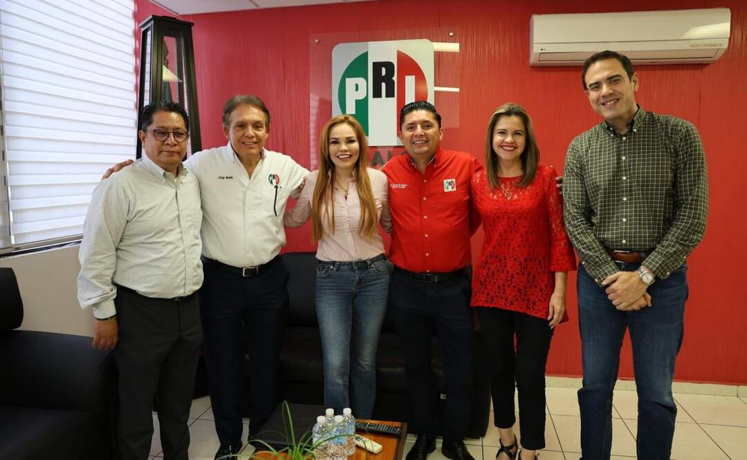 César Emiliano Gerardo Lugo (centro) es designado presidente estatal del PRI en Sinaloa mientras que Liliana Cárdenas Valenzuela (derecha) es nombrada secretaria (04/04/2025). Foto: Oficial