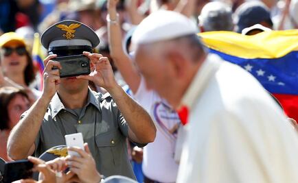 Venezolanos en huelga en Roma conversan con el Papa