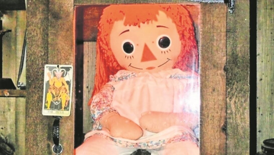 "Annabelle está aquí, en toda su infame gloria", dicen los Warren 