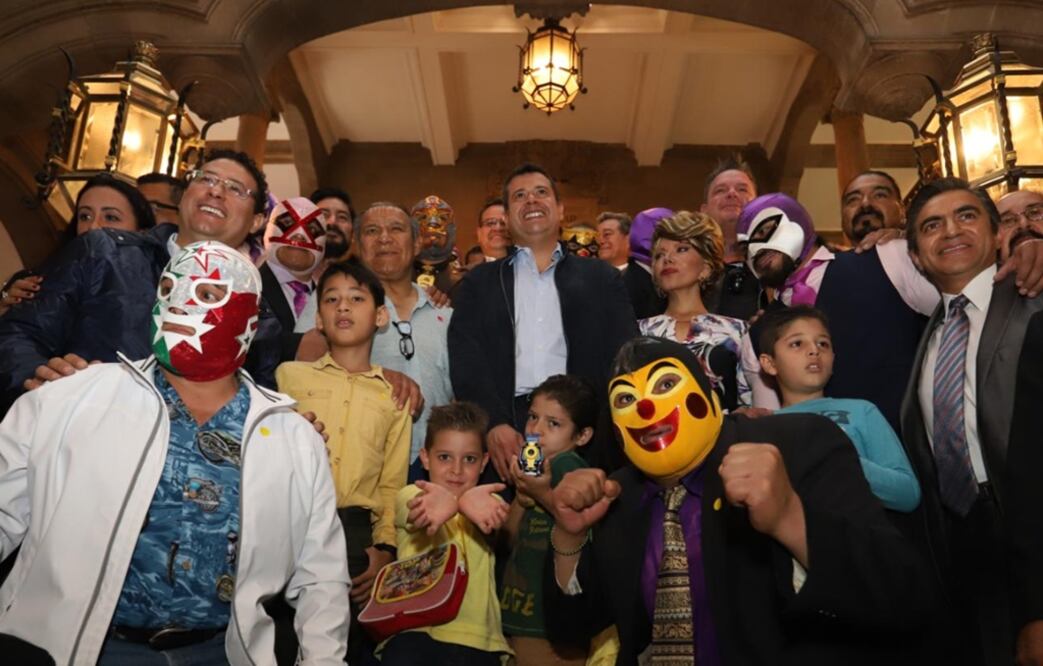 La declaratoria fue realizada esta mañana por el jefe de Gobierno de la Ciudad de México, José Ramón Amieva, quien afirmó que se trata de reconocer a la lucha libre como una expresión de identidad cultural de los capitalinos. Foto: Berenice Fregoso