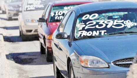 Política arancelaria favorece importación de autos viejos