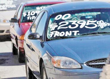 Política arancelaria favorece importación de autos viejos