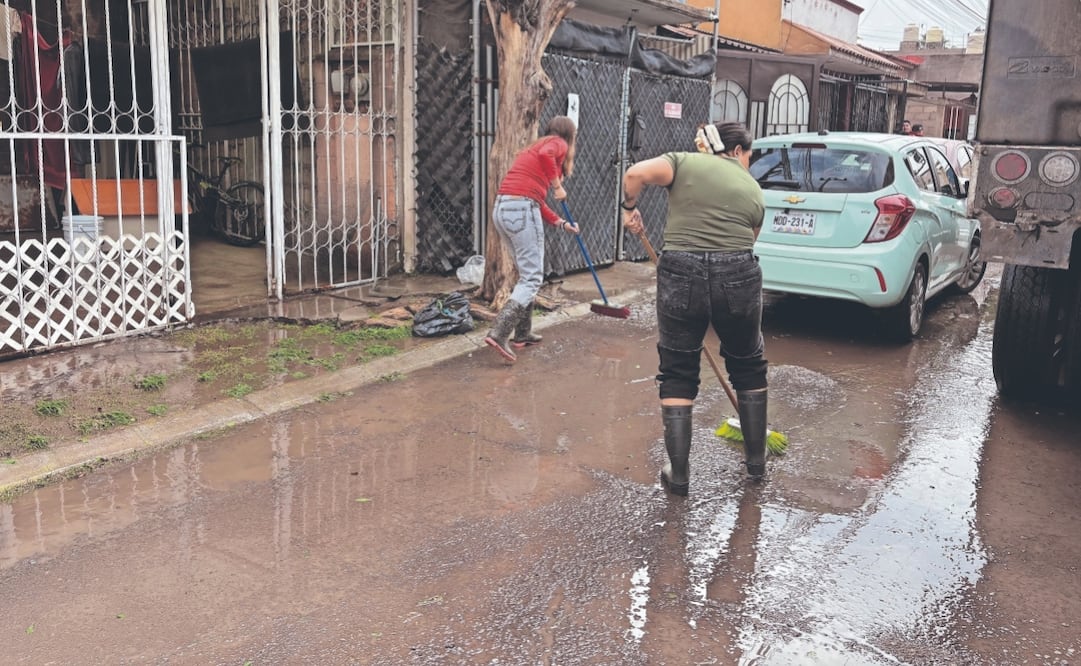 En la zona de Villa de las Flores y los Héroes Coacalco, el agua subió de 30 a 40 centímetros y llovió intensamente durante 40 minutos. Foto: Arturo Contreras/ EL UNIVERSAL