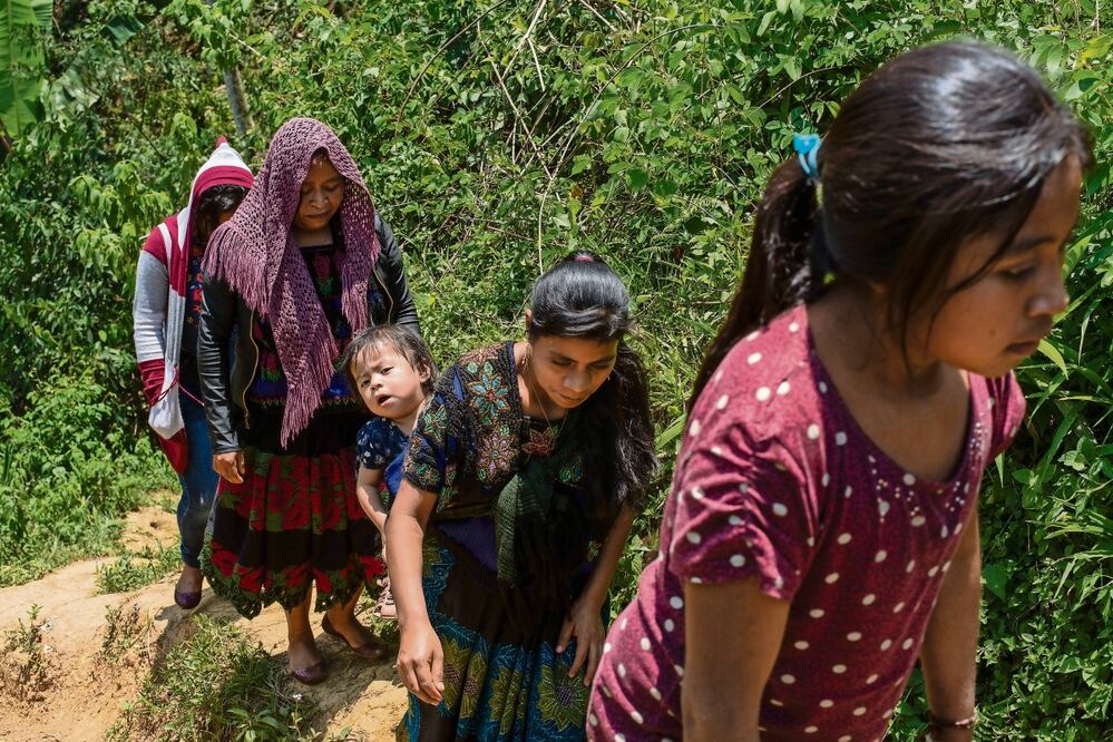 Indígenas tzotziles desplazados debido a las amenazas de la delincuencia organizada se dirigen a la comunidad Quishnic, en Chiapas. Foto: Carlos López EFE