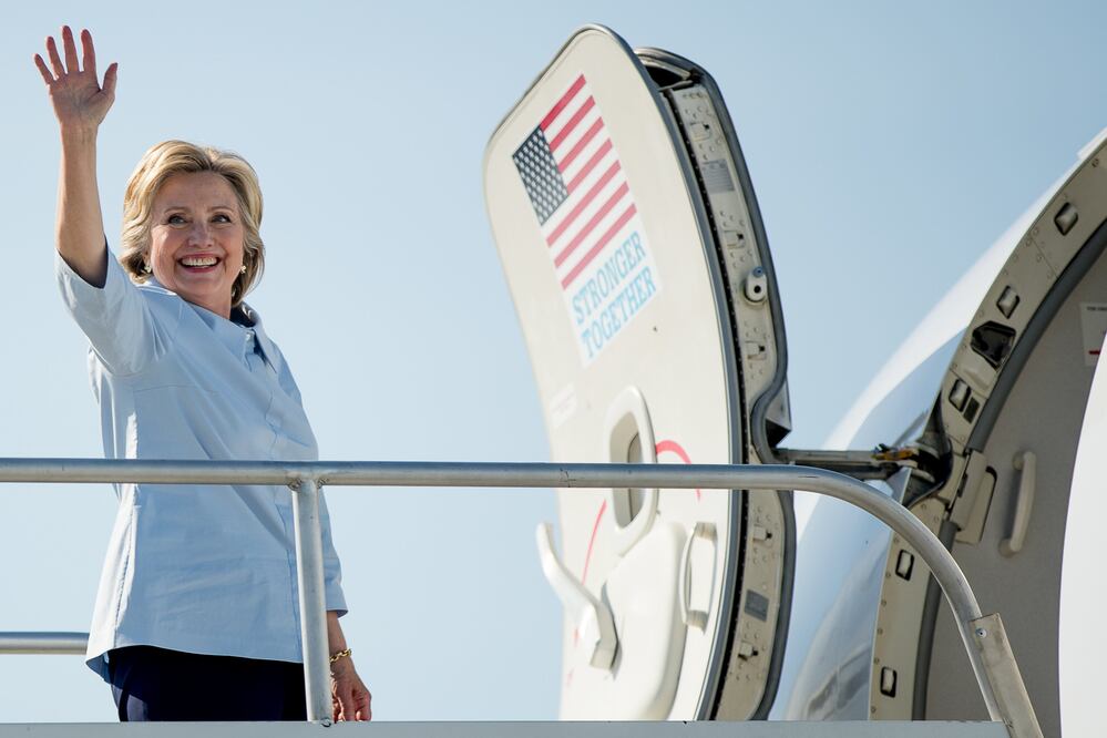 La candidata presidencial demócrata Hillary Clinton aborda su avión de campaña en el Aeropuerto Internacional Cleveland Hopkins en Cleveland, Ohio (Foto: AP)