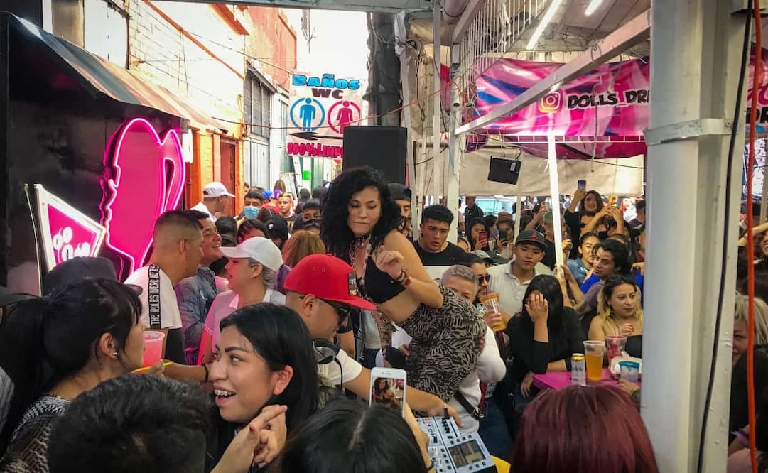 Jóvenes suben a las mesas de los puestos para bailar al ritmo del DJ en turno. Foto: Diego Simón EL UNIVERSAL