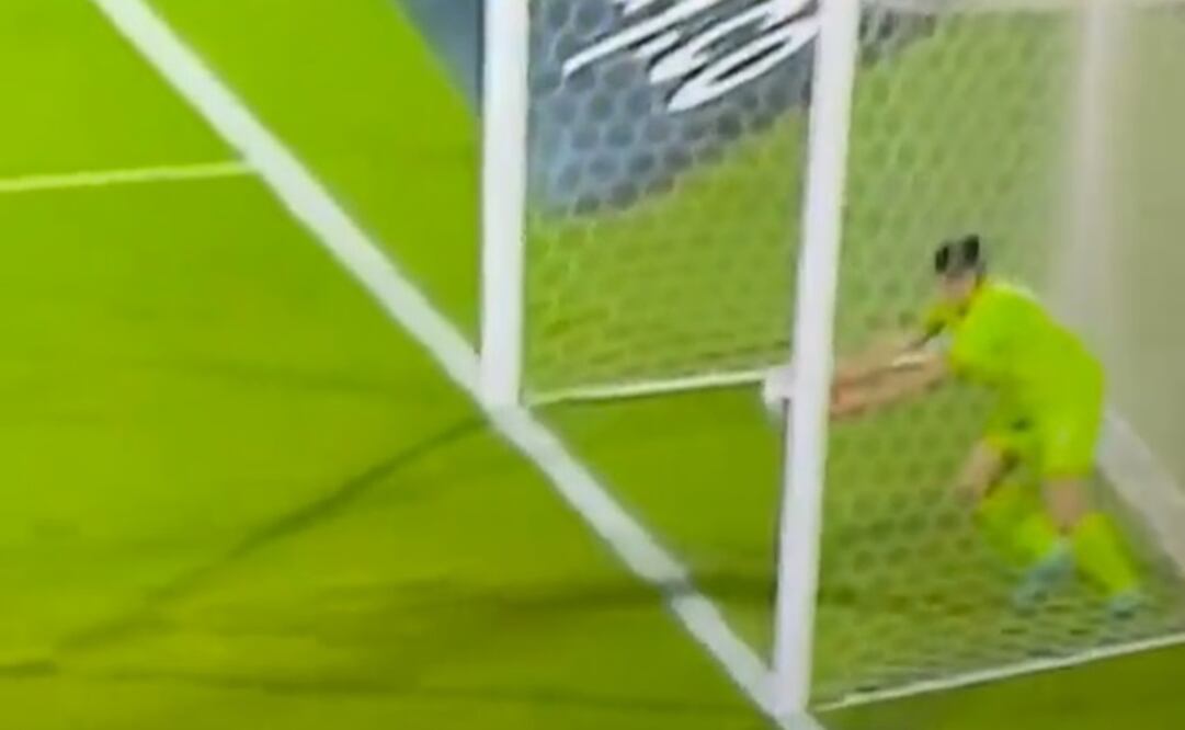 El portero Sergio Rochet se metió a la portería con el balón - FOTO: Especial