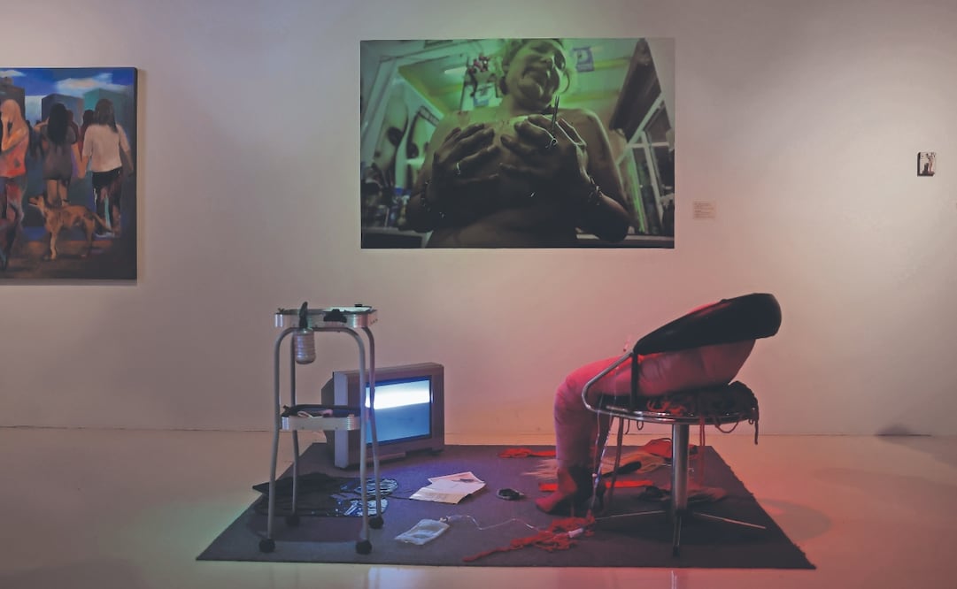 La exhibición presenta arte contemporáneo de artistas trans. En la foto, Tijeras, una imagen de July Rodríguez y Rojo Génesis, quien también firma la instalación Salón de la Plástica Mexicana. FOTOS: FERNANDA ROJAS. EL UNIVERSAL