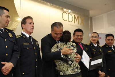 Entregan 157 mdp a 311 policías jubilados