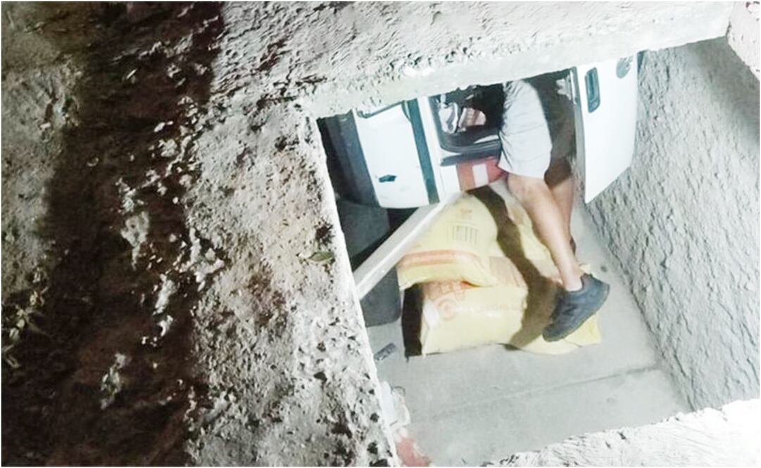 Dos personas quedan prensadas tras volcadura en San Pedro Xalpa, Azcapotzalco. Foto: Especial