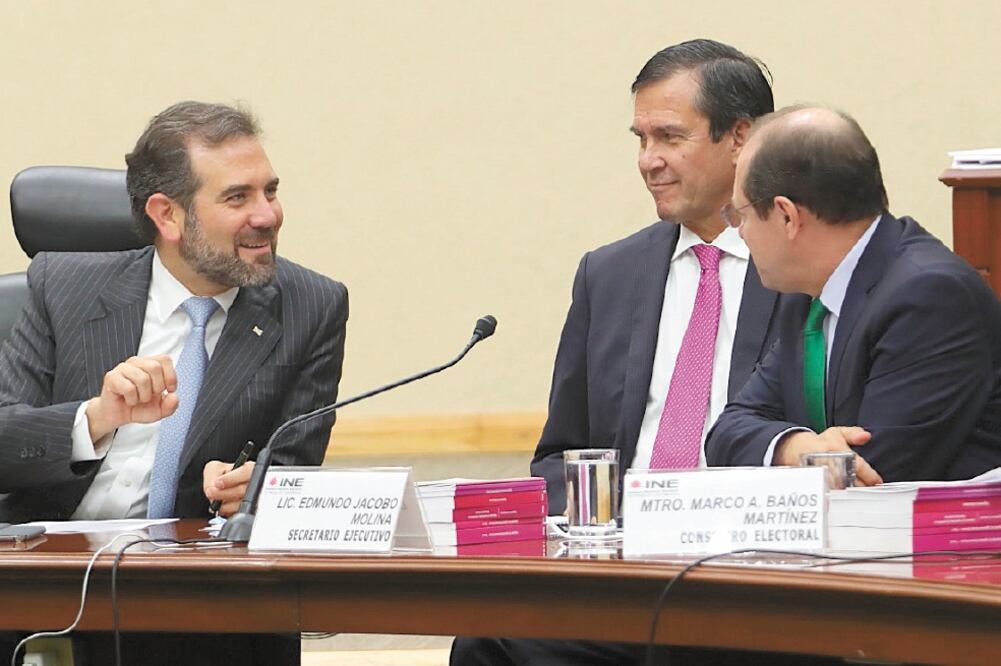 Lorenzo Córdova, consejero presidente del INE; Edmundo Jacobo Medina, secretario ejecutivo, y Marco Antonio Baños, consejero, durante la sesión de ayer. Foto: INE