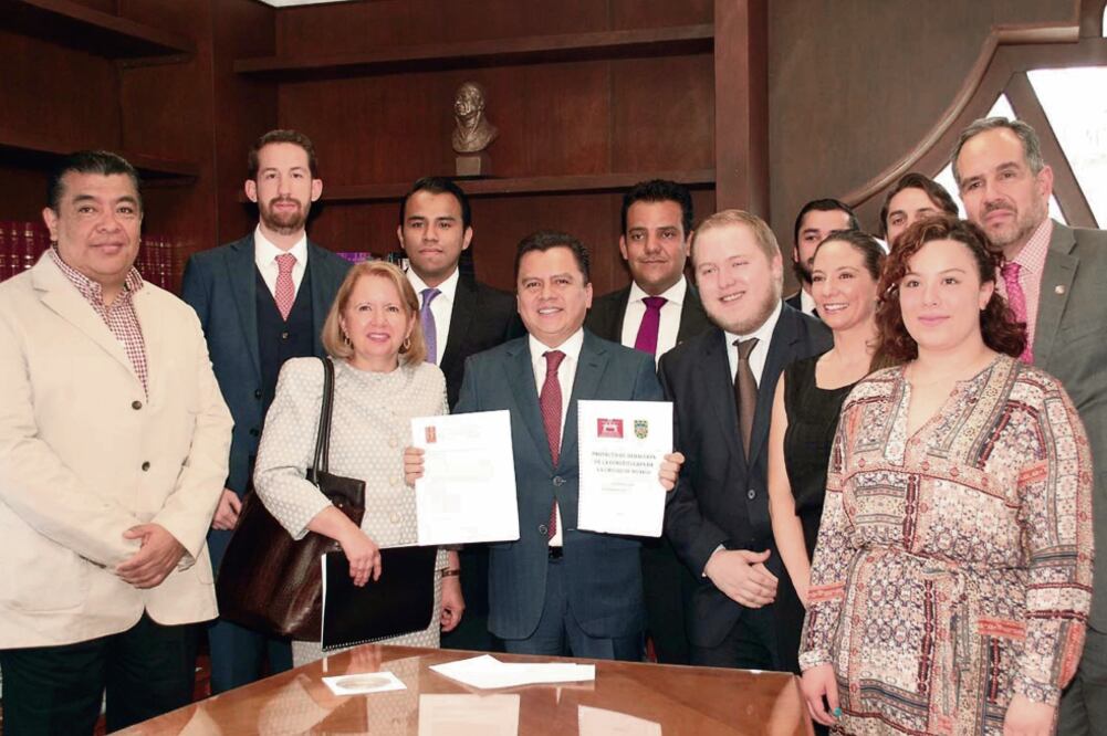 Manuel Granados, consejero Jurídico de la capital (centro), declaró que el proyecto podría estar listo para la primera semana de agosto (ESPECIAL)