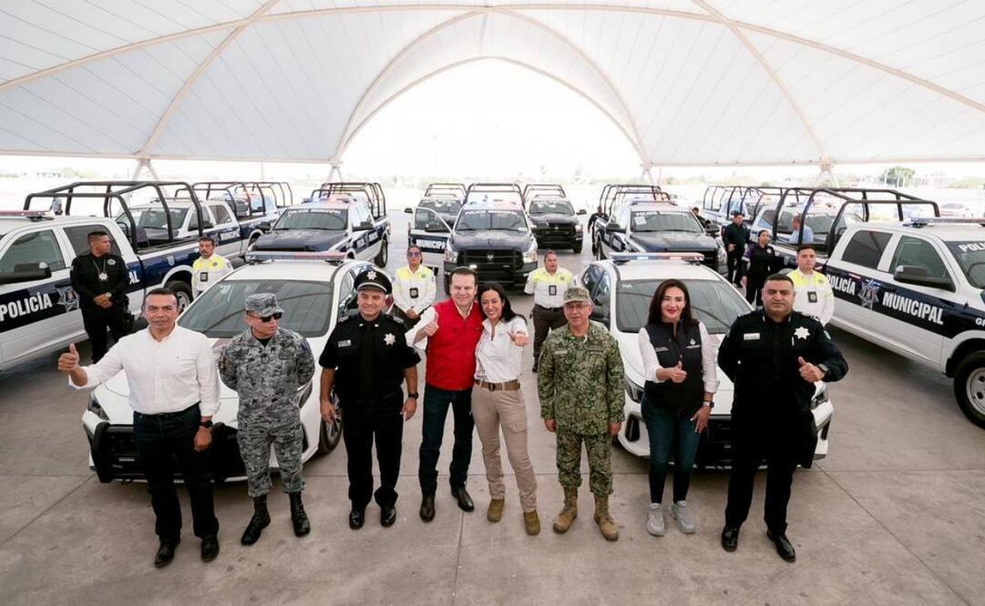 El gobernador Esteban Villegas Villarreal (PRI) encabezó la entrega de 43 patrullas de seguridad pública y vialidad en Gómez Palacio.
Foto: Especial.