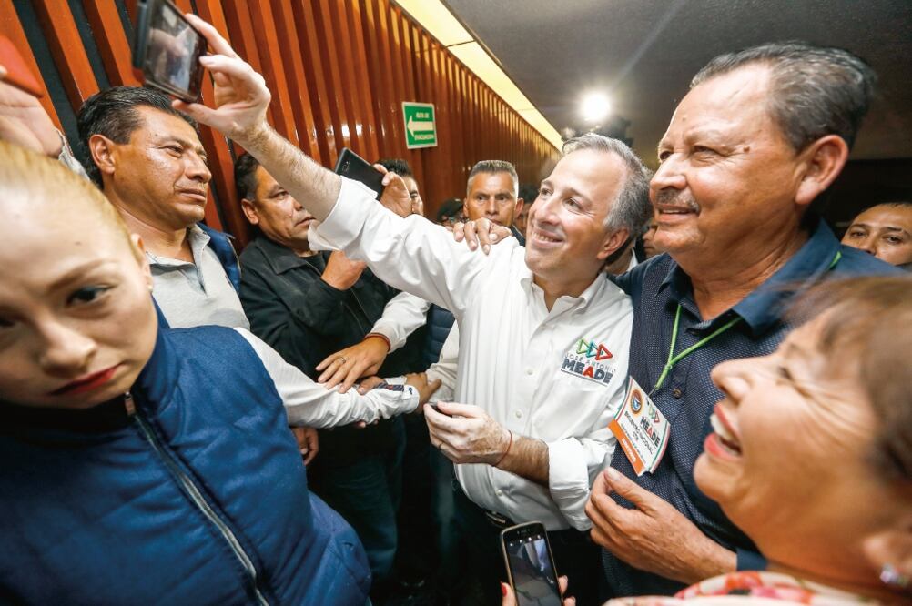 José Antonio Meade recibió el apoyo de los trabajadores, con quienes aprovechó para tomarse selfies. (YADIN XOLALPA. EL UNIVERSAL)