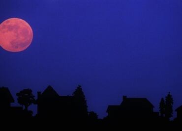 ¿Una "Luna Rosa" adornará el cielo esta noche?