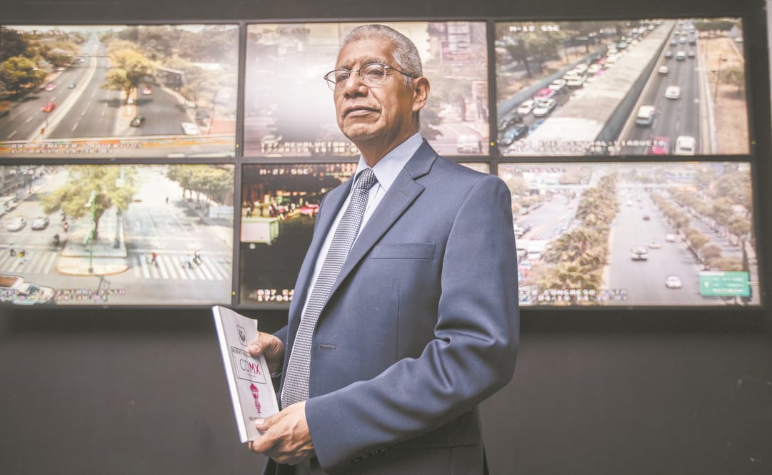 Luis Ruiz enfatiza que ahora las placas de los autos tienen 10 puntos, mismos que se irán restando si se cometen faltas que capten las cámaras y radares. GERMÁN ESPINOSA. EL UNIVERSAL