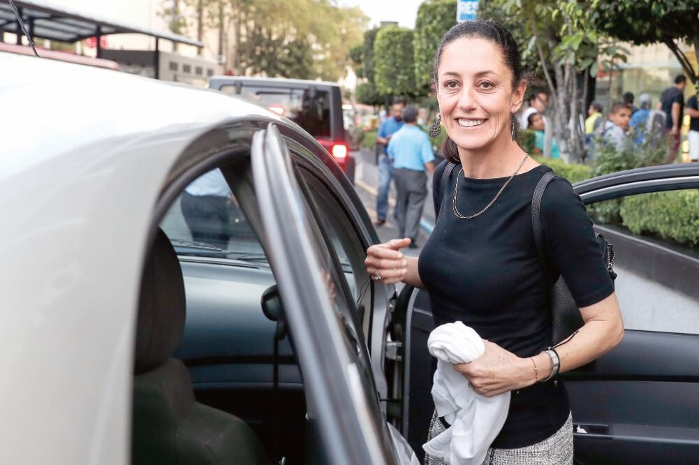 A su salida del hotel donde fueron citados los cuatro contendientes para ser informados de los resultados, la delegada Claudia Sheinbaum declaró que no estaba autorizada a decir quién ganó, pero aseguró que se mantendrán unidos. (CRISTOPHER ROGEL. EL UNI)