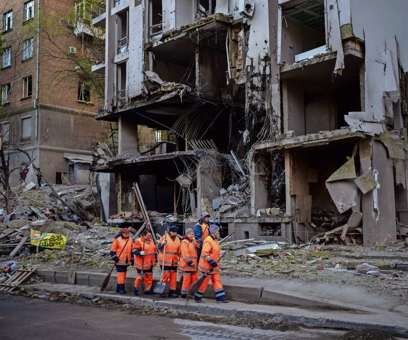 Equipos de limpieza, en el lugar de una explosión en Kiev. Rusia dijo que ha respondido a los ataques fronterizos ucranianos. Foto: Emilio Morenatti. AP