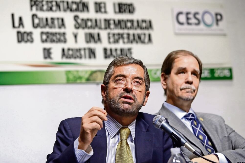 El ex rector de la UNAM, Juan Ramón de la Fuente, y el diputado federal Agustín Basave (PRD) durante la presentación del libro La cuarta socialdemocracia. Dos Crisis y una esperanza (IVÁN STEPHENS. EL UNIVERSAL)