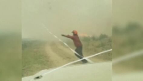 El "tornado de fuego" que le arrebató la manguera a los bomberos que intentaban apagarlo