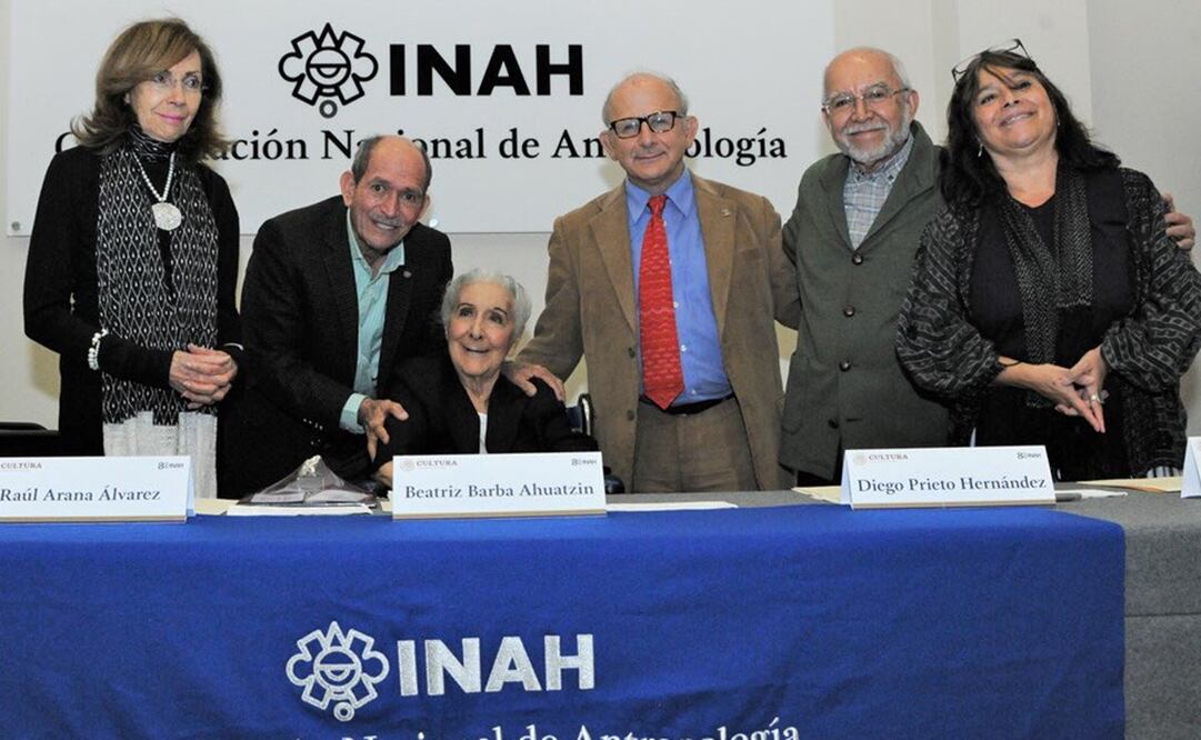 Beatriz Barba junto a compañeros del INAH. Foto: Especial 