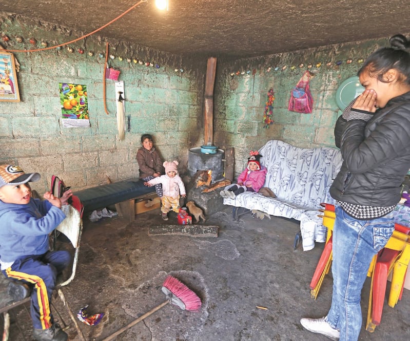 En las comunidades aledañas al Xinantécatl, las familias se reúnen en torno a estufas de leña para soportar el intenso frío. FOTOS: JORGE ALVARADO. EL UNIVERSAL