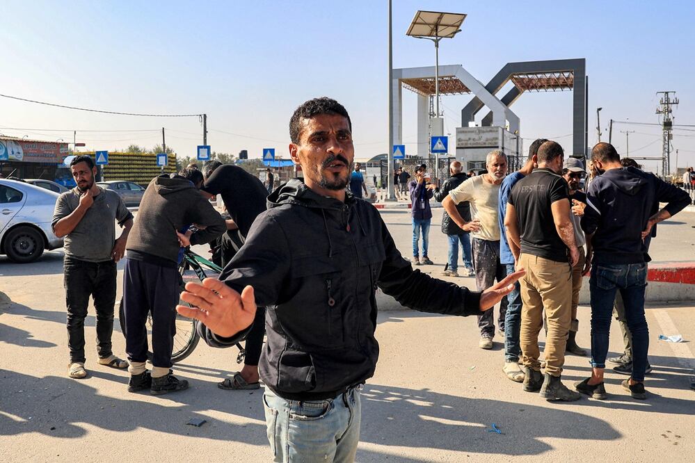 Uno de los trabajadores palestinos que quedaron varados en Israel desde los ataques del 7 de octubre reacciona cuando llega cerca del cruce fronterizo de Rafah con Egipto después de cruzar a la Franja de Gaza por el paso de Kerem Shalom. Foto: AFP