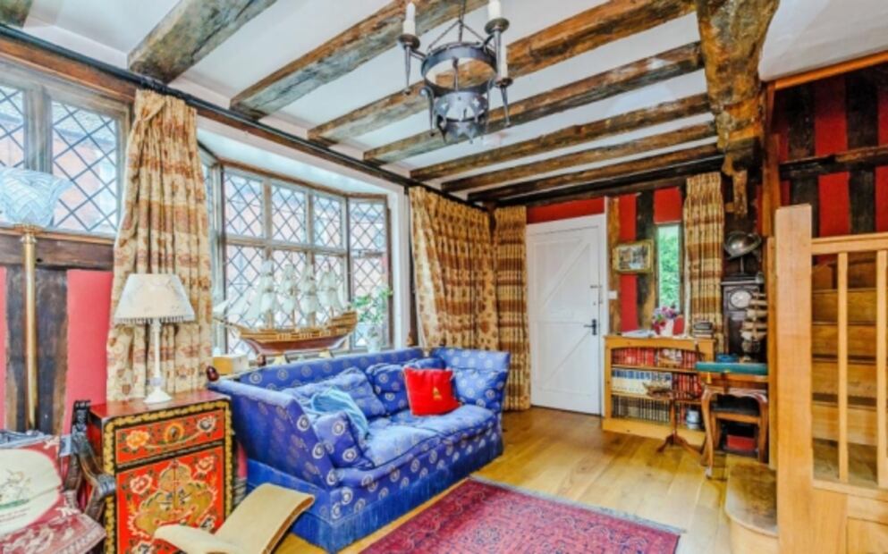 Duerme en la casa donde Voldemort asesinó a los padres de Harry Potter