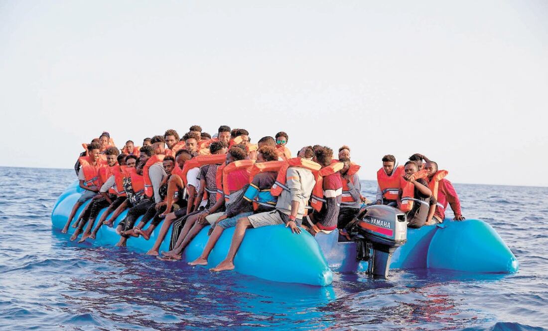 La ONG Sea-Eye difundió una foto de migrantes, cerca de las costas libias. Ayer, el grupo rescató a 65 inmigrantes. Foto/FABIAN HEINZ. EFE