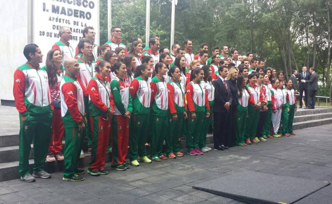 EPN se toma la foto con los deportistas. Foto: Tomada de: @CONADE