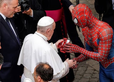 Encuentro arácnido: Papa Francisco saluda a Spiderman en el Vaticano