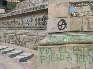 Vandalizan, otra vez, Ángel de la Independencia en marcha por desaparecidos de Ayotzinapa