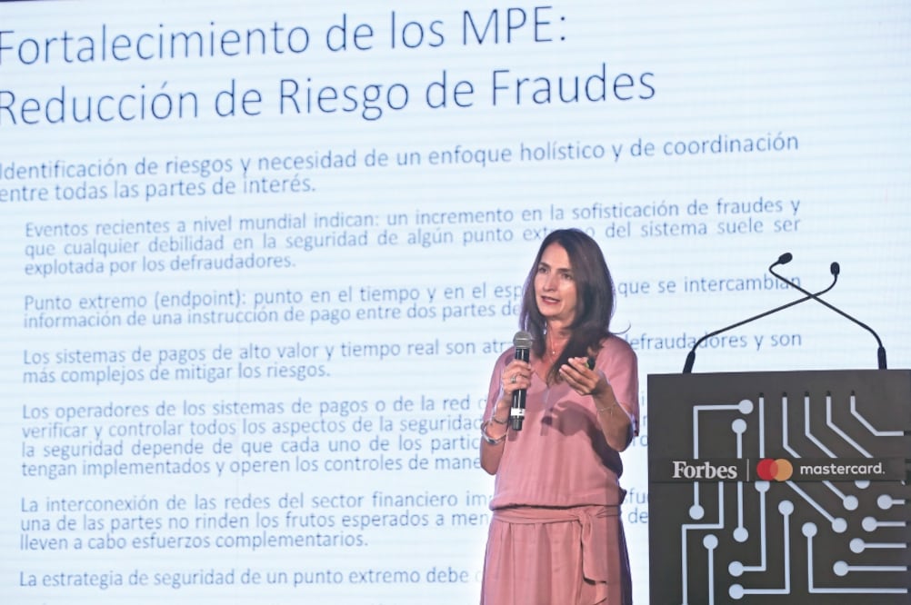Lorenza Martínez, ex funcionaria del Banco de México, explicó que entre las barreras que enfrenta el comercio electrónico está el riesgo del fraude. (VALENTE ROSAS. EL UNIVERSAL)