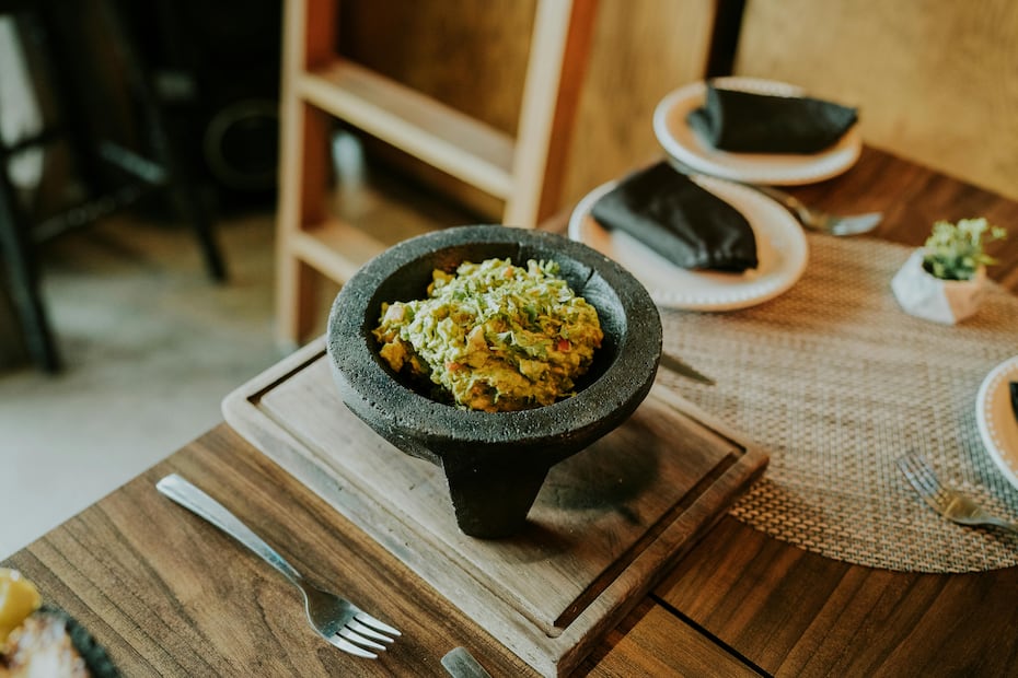 El molcajete libera de manera única los aceites de los chiles y semillas gracias a su técnica de trituración. Foto: Pexels