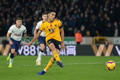 Raúl Jiménez sorprende a aficionado de los Wolves 