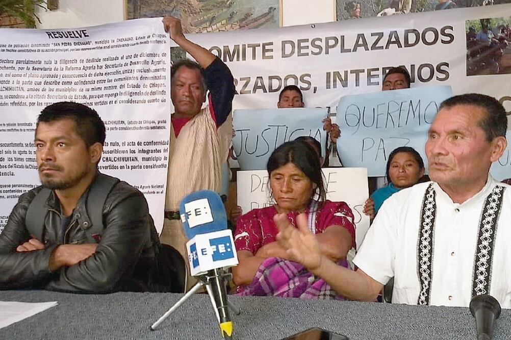 Postura. Representantes tzotziles acusan a la edil de Chalchihuitán de confrontar a los desplazados por su cercanía con el gobierno de Chenalhó. Foto: FREDY MARTÍN PÉREZ. EL UNIVERSAL