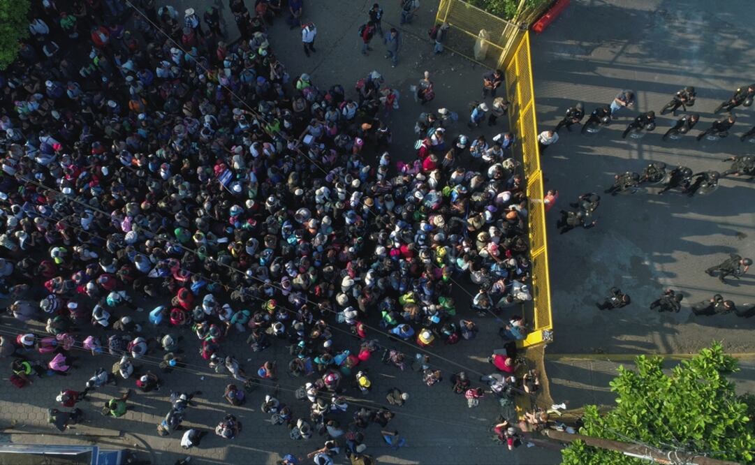Salvadoran migrants mass on the gate on the Guatemalan side of the Mexico-Guatemala border in Tecun Uman, Friday, Nov. 2, 2018 - Photo: Oscar Rivera/AP