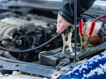 Cómo pasarle corriente a un auto sin batería
