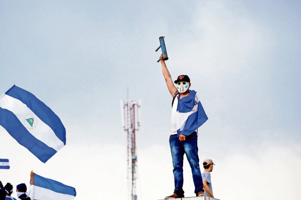 Inconforme. Un manifestante durante una protesta contra el presidente de Nicaragua, Daniel Ortega, en Managua, el sábado pasado (OSWALDO RIVAS. REUTERS)