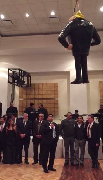 Senadores del PRD se ensañan con piñata de Donald Trump