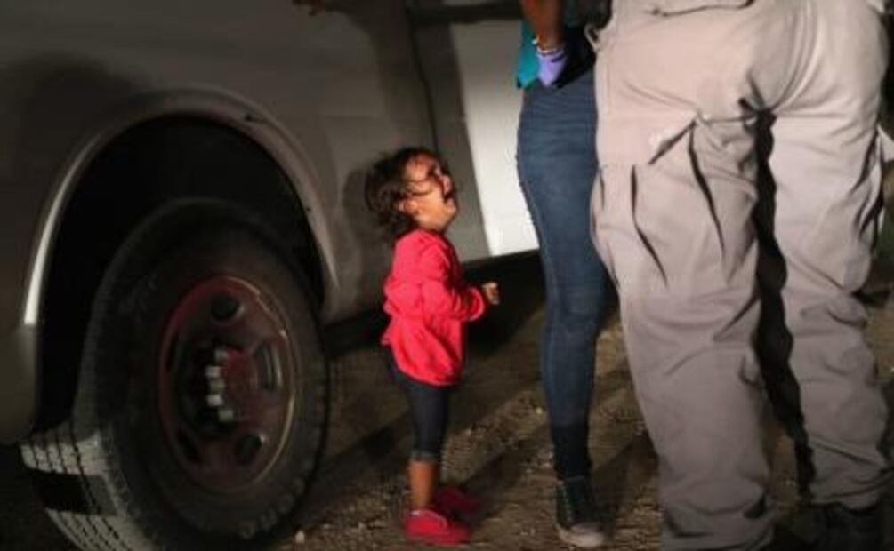 Casa Blanca acusa a demócratas y a medios de explotar foto de niña hondureña