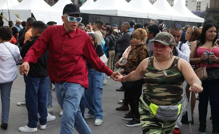 Bailan bajo la lluvia al ritmo de sonideros en el Zócalo de la CDMX; “es una forma de identidad”, expresan  