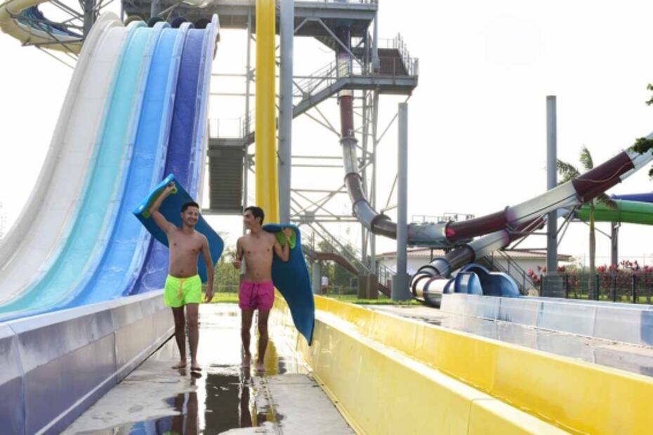 Parque acuático ofrece entradas gratis a mujeres por el 8M; feministas critican publicidad