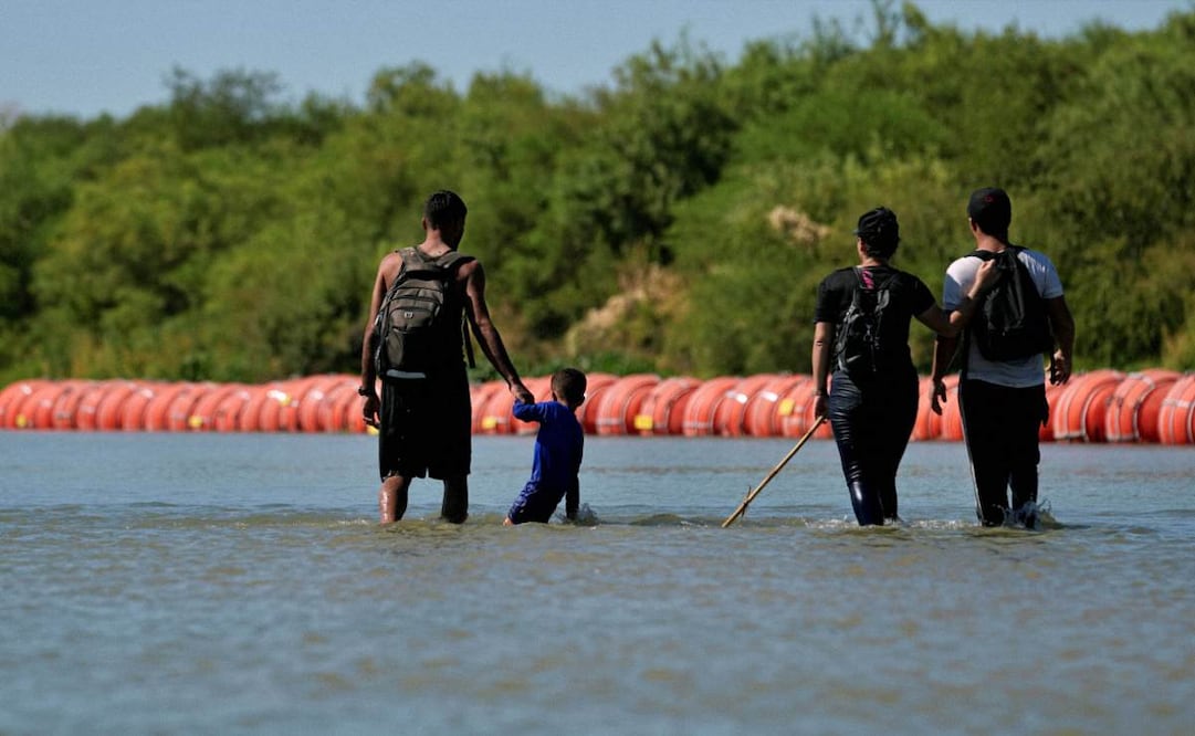 Barrera con boyas en el Río Bravo. Foto: AP