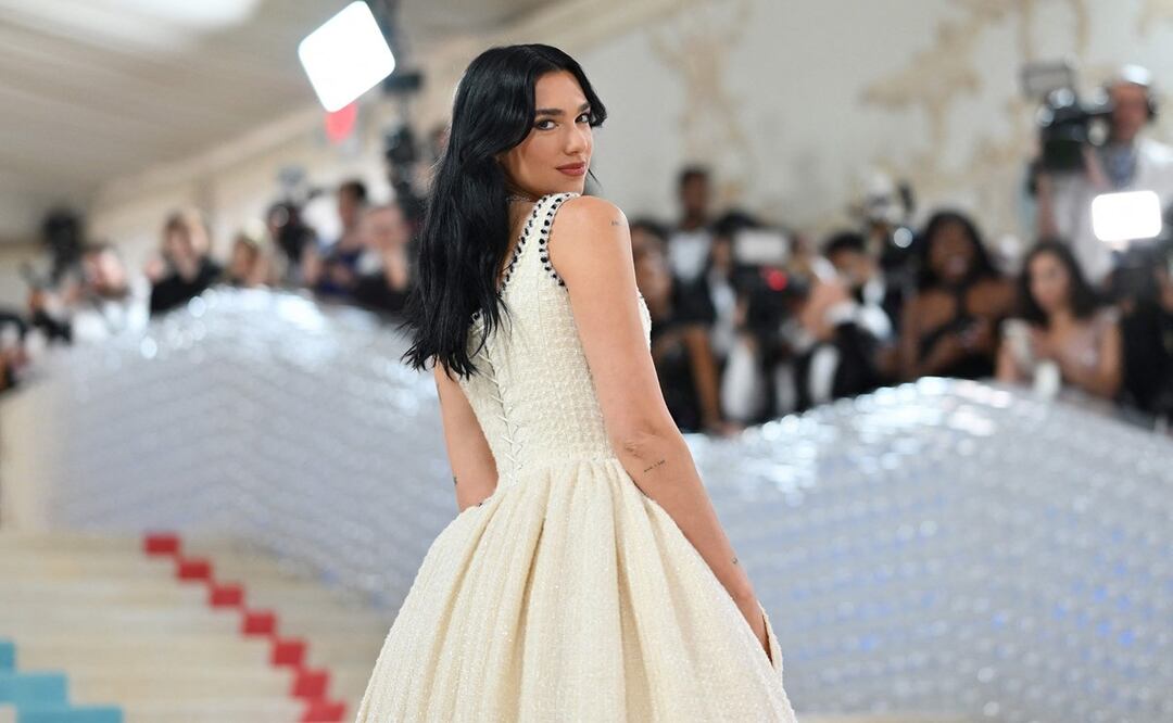 Dua Lipa en la Alfombra del Met Gala. Foto: AFP