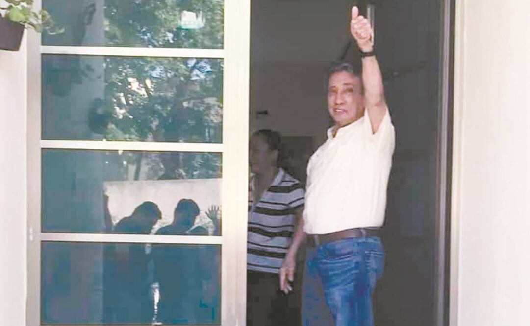 El exgobernador de Quintana Roo, Mario Villanueva, saluda al ser trasladado de la clínica Campestre a su casa, en el residencial Antara. Foto: Especial